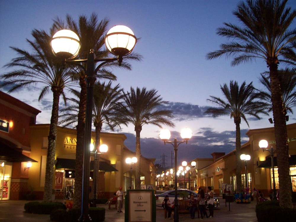 Desert Hills Premium Outlets