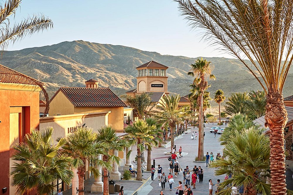 Desert Hills Premium Outlets